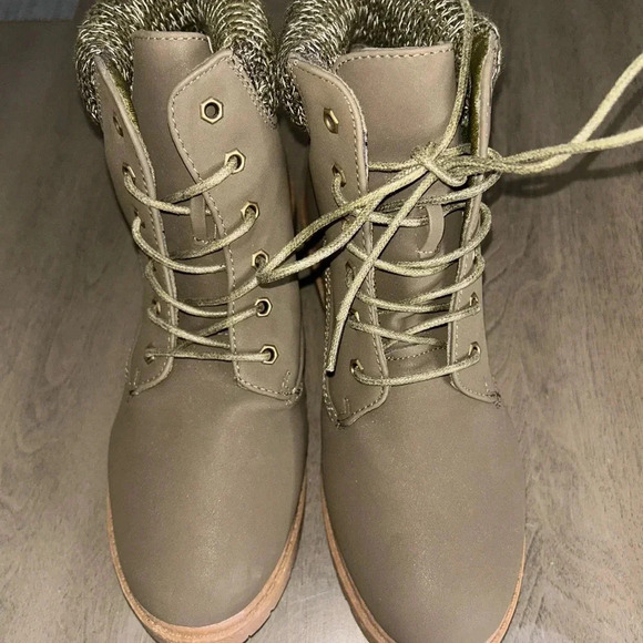 NWT Army Green Boots for women Size 10 - Picture 4 of 9